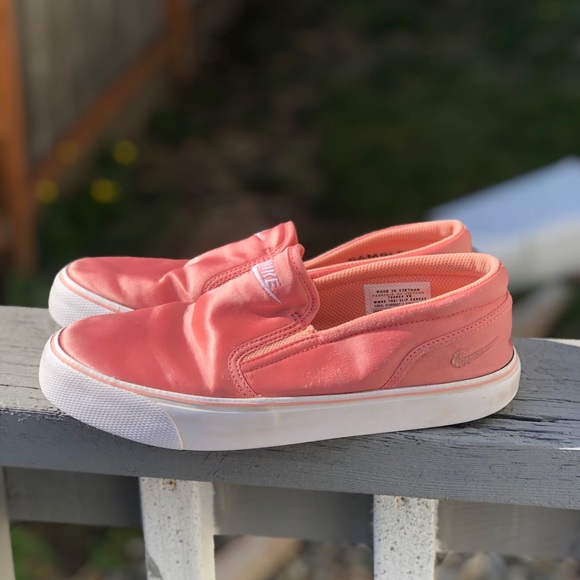 nike toki slip on pink
